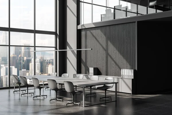 有灰色和木制墙壁的时髦会议室的内部 有灰色椅子的长桌和吉隆坡全景窗 3D渲染 — 图库照片