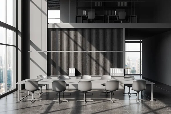 Ciemne Wnętrze Pokoju Biznesowego Tablicą Konferencyjną Krzesłami Posadzka Szarego Betonu — Zdjęcie stockowe