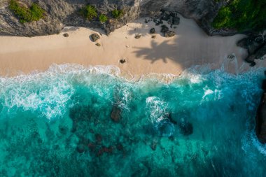 Uçurumla Rocky Beach 'in hava aracı görüntüsü. Hint Okyanusu kıyısında. Uzayı metin için kopyala. Doğa ve seyahat geçmişi. Güzel doğal yaz tatili seyahat konsepti. Dalgalar ve kum.