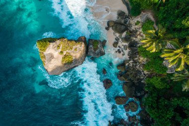 Uçurumla Rocky Beach 'in hava aracı görüntüsü. Hint Okyanusu kıyısında. Uzayı metin için kopyala. Doğa ve seyahat geçmişi. Güzel doğal yaz tatili seyahat konsepti. Dalgalar ve kum.