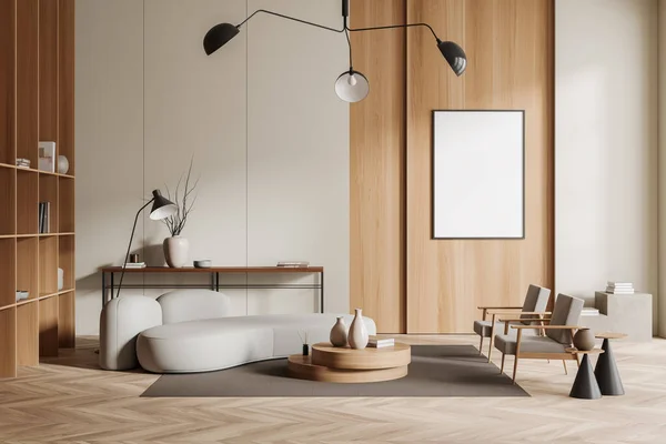 木制客厅室内沙发 两把扶手椅和架子与艺术装饰 咖啡桌在地毯上 硬木地板 把空白海报装模作样 3D渲染 — 图库照片