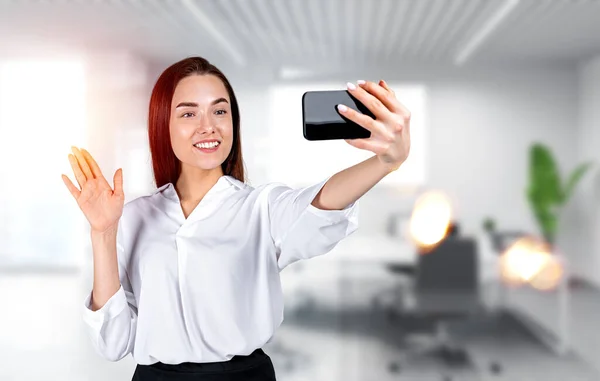 Mujer Negocios Feliz Con Teléfono Inteligente Haciendo Videollamadas Agitando Mano —  Fotos de Stock