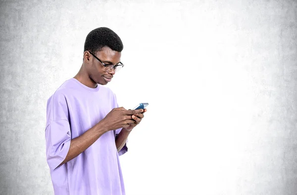 Zwarte Amerikaanse Man Sms Smartphone Portret Online Communicatie Grijze Betonnen — Stockfoto