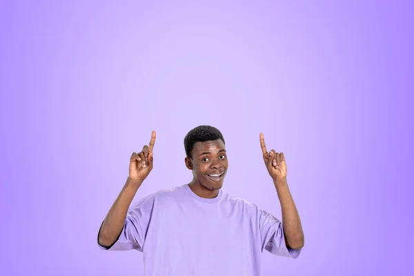 Афро Американский Красивый Бизнесмен Повседневной Одежде Указывает Пальцем Фиолетовую Стену — стоковое фото