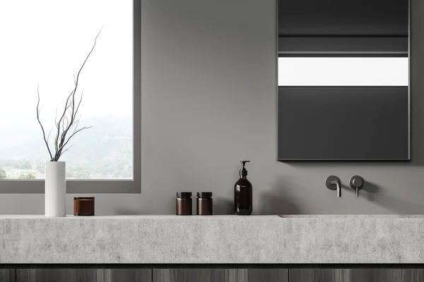 Tmavý Koupelnový Interiér Umyvadlem Zrcadlem Váza Sušeným Květem Láhev Mýdla — Stock fotografie