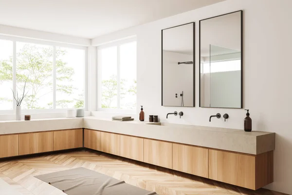 Světlý Interiér Koupelny Dvojitým Umyvadlem Dvěma Zrcadly Boční Pohled Dřevěný — Stock fotografie