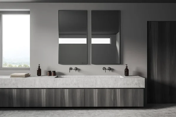 Interiér Tmavé Koupelny Dvojitým Umyvadlem Dvěma Zrcadly Černý Dřevěný Prádelník — Stock fotografie