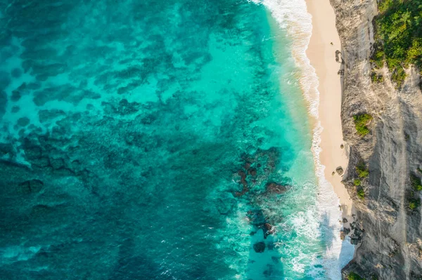Dron Lotu Ptaka Widok Skalistą Plażę Urwiskiem Indyjski Brzeg Oceanu — Zdjęcie stockowe