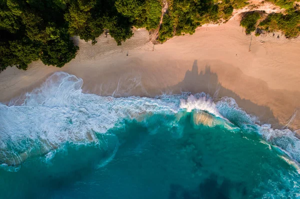 有悬崖的岩石海滩的空中无人机俯瞰镜头 印度洋海岸 复制文本的空间 自然和旅行背景 美丽的自然暑假旅游理念 浪花和沙子 — 图库照片