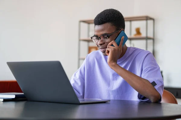 Hombre Negocios Africano Llama Por Teléfono Usando Una Computadora Portátil — Foto de Stock