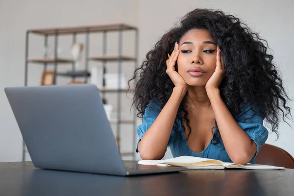 Dizüstü Bilgisayarla Çalışan Stresli Siyahi Kadını Ele Tutuşan Kafa Yorgun — Stok fotoğraf