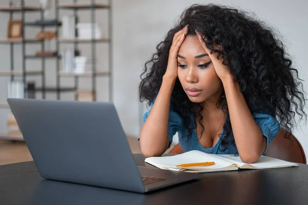 Stresli Siyahi Kadını Dizüstü Bilgisayara Bakıyor Elleri Başını Tutuyor Üzgün — Stok fotoğraf