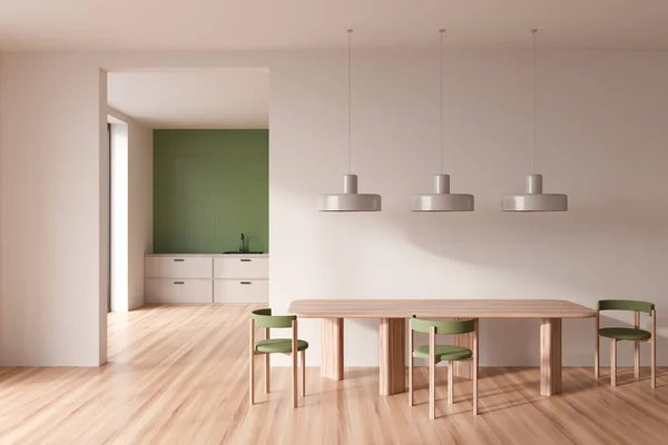 Weiße Küche Mit Grünen Stühlen Und Esstisch Auf Hartholzboden Essbereich — Stockfoto