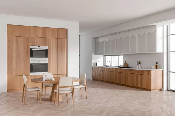 白色厨房内部 硬木地板上有椅子和餐桌 侧视图 架子和厨房用具在甲板上 新加坡城市全景窗口 3D渲染 — 图库照片