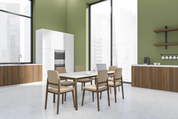 Zelený Kuchyňský Interiér Jídelním Stolem Židlemi Boční Pohled Lehká Betonová — Stock fotografie