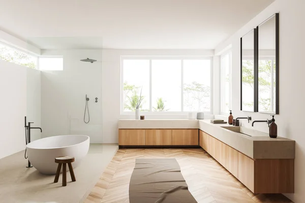 Weiße Badezimmereinrichtung Mit Badewanne Auf Hartholzboden Doppelwaschbecken Mit Spiegel Dusche — Stockfoto