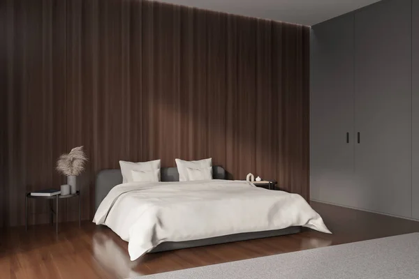 Dunkles Schlafzimmerbett Und Nachttisch Mit Dekoration Seitenblick Teppich Auf Hartholzboden — Stockfoto
