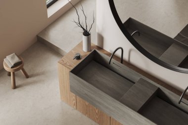 Lavabo, çift musluk, yuvarlak ayna ve hafif beton zeminde banyo aksesuarları olan tabureyle bej banyo manzarası. 3B görüntüleme