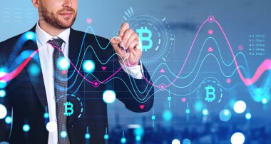 Bitcoin grafiği, şamdanlar ve bulanık şehir manzarasındaki çizgi dinamikleriyle sanal ekranda kalem çizimi yapan bir iş adamı. Finansal iletişim ve kripto para birimi kavramı