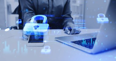 Dijital istatistikleri olan parlak bir asma kilit simgesi ve masaüstü bilgisayarı olan akıllı telefonu tutan bir iş kadını. Siber güvenlik ve internet gizliliği kavramı