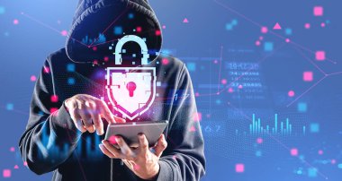 Kapüşonlu tanımlanamayan hacker mavi arka planda tablet bilgisayar kullanıyor ve veri koruma arayüzünü iki kez kullanıyor. Siber suç kavramı