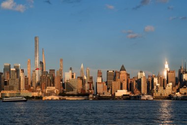 New York 'taki iş binaları, liman ve finans şirketleri. New York şehri, Manhattan iş binaları gün batımında ve Hudson Nehri 'nde