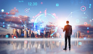 İş adamı gün batımında New York siluetine bakıyor. Dijital bağlantı hatları ve hologramlı Dünya küresi. İş ağı kavramı