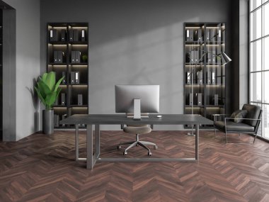 Karanlık CEO ofis içi. Masasında bilgisayar var. Ahşap zemin. Raflı atölye danışmanlığı ve panoramik pencereli iş belgeleri. 3B görüntüleme