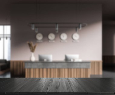 Boş siyah tahta masa, ofis resepsiyonunun bulanık arka planı bilgisayar ve panoramik pencere ile. Ürün gösterimini düzenle. 3B görüntüleme