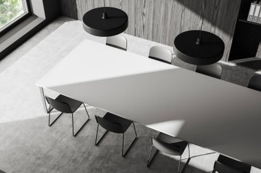 İçi sandalye ve beyaz toplantı masalı, gri beton zeminli karanlık iş odası manzarası. Rafı ve penceresi olan ofis konferans köşesi. 3B görüntüleme