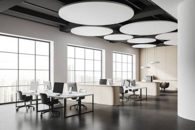 Beyaz ve sarı duvarları, beton zemini, sandalyeleri ve sütunları olan beyaz bilgisayar masaları olan modern açık uzay ofisinin içi. 3d oluşturma