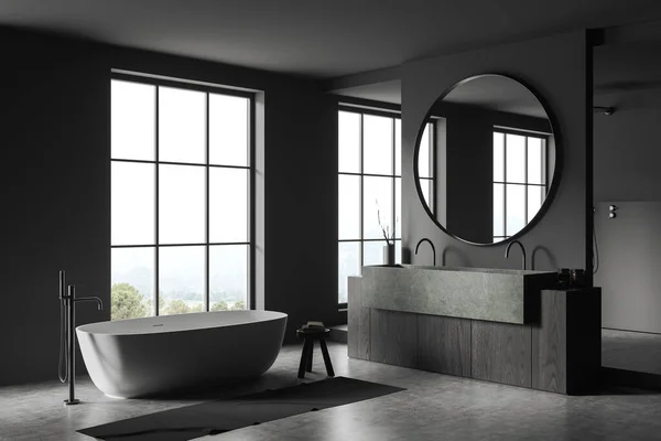 黑暗浴室内部与浴缸和双水槽 侧视图柜在灰色混凝土地板上 分割后的淋浴器 乡间全景窗 3D渲染 — 图库照片