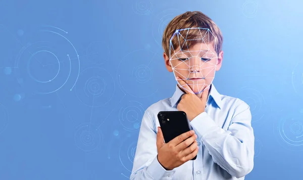 Penzitivní Školák Telefonem Rukou Bradě Biometrickým Skenovacím Hologramem Rozpoznáváním Obličeje — Stock fotografie