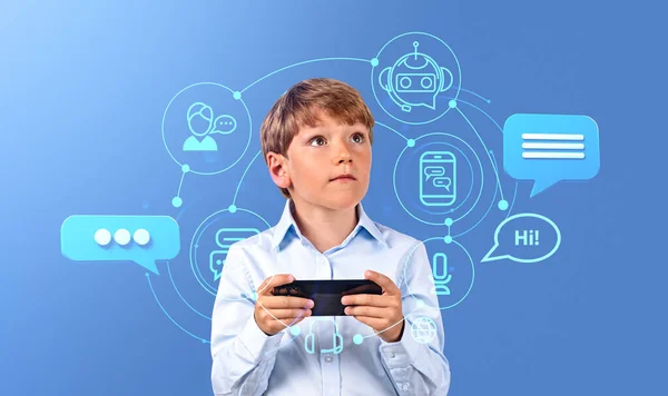 Portrét Malého Chlapce Držícího Smartphone Nad Modrým Pozadím Imerzivním Rozhraním — Stock fotografie