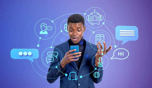 Afrikansk Affärsman Som Jobbar Med Chatbot Telefon Chatta Bot Hologram — Stockfoto