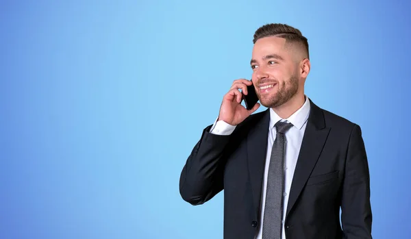 Homem Negócios Feliz Ligando Para Telefone Retrato Terno Formal Preto — Fotografia de Stock