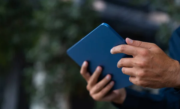Manos Hombre Negocios Camisa Azul Sosteniendo Tableta Aire Libre Concepto — Foto de Stock
