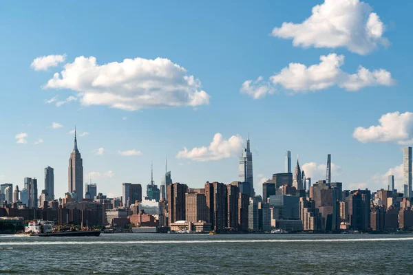 New Yorker Bürohochhäuser Unter Wolkenverhangenem Himmel Bei Tageslicht Wasser Und — Stockfoto