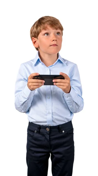 手にスマートフォンを持つ幸せな少年は 肖像画を見上げ 白い背景に隔離された オンラインビデオゲームとネットワークの概念 — ストック写真