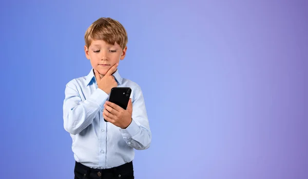 Pensiv Skolpojke Tittar Smartphone Handen Porträtt Kopia Utrymme Lutning Lila — Stockfoto