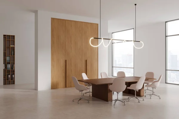 Sudut Ruang Pertemuan Minimalis Dengan Dinding Putih Dan Kayu Meja — Stok Foto