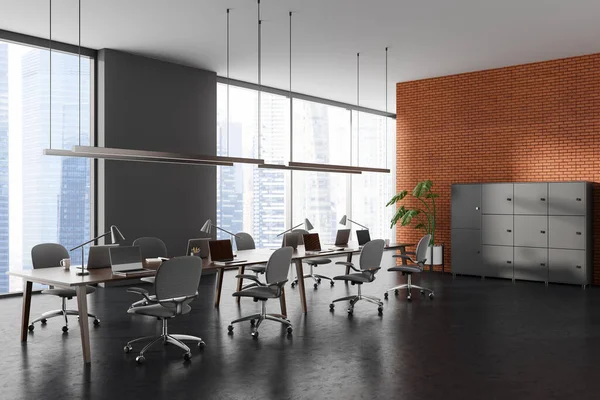 Ecke Eines Modernen Großraumbüros Mit Grauen Ziegelwänden Betonboden Langen Computertischen — Stockfoto