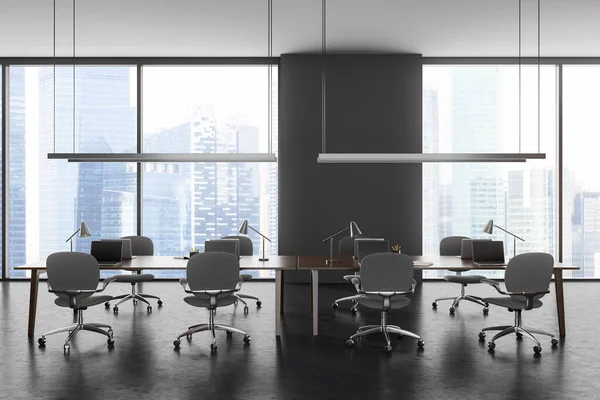 Dunkles Bürointerieur Mit Sesseln Und Laptop Auf Einem Gemeinsamen Tisch — Stockfoto