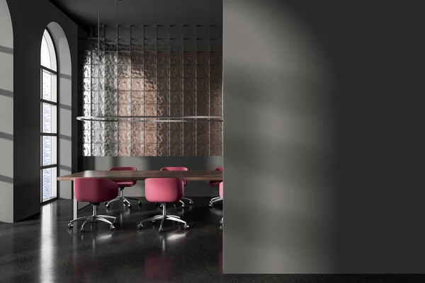 会議テーブル アームチェア 高層ビルのパノラマアーチ型の窓がある暗いオフィスのインテリア モダンな家具やガラスブロックパーティション 空の灰色の壁をモックします 3Dレンダリング — ストック写真