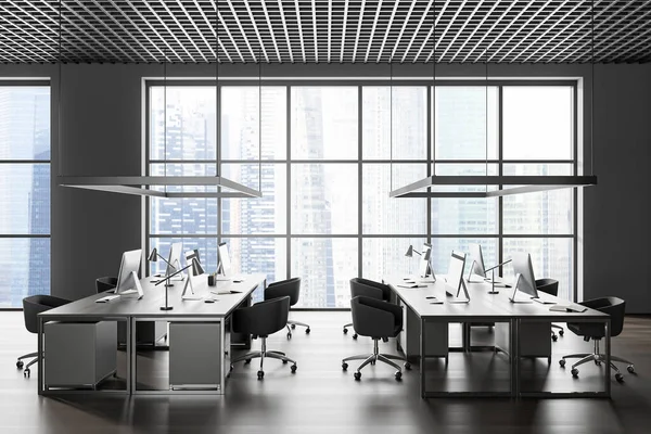 现代开放空间办公室的内部有灰色的墙壁 深色的木制地板 一排有黑色椅子的计算机桌子和全景窗与城市景观 3D渲染 — 图库照片