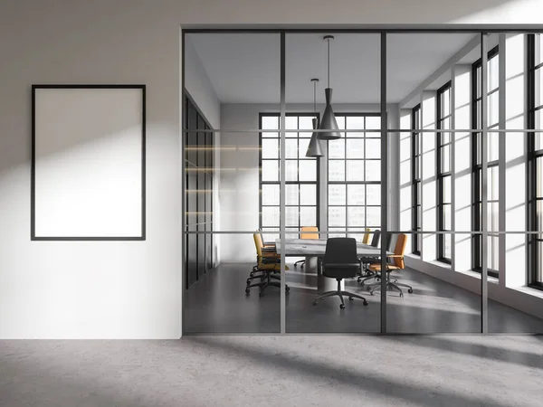 Beyaz Cam Duvarlı Modern Ofis Lobisi Beton Zemin Uzun Masa — Stok fotoğraf