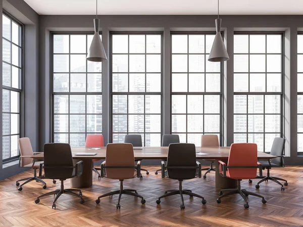 グレーの壁 木製の床 ピンク 茶色と黒の椅子と長い会議テーブルとモダンな会議室のインテリアや街並みと大きな窓 3Dレンダリング — ストック写真