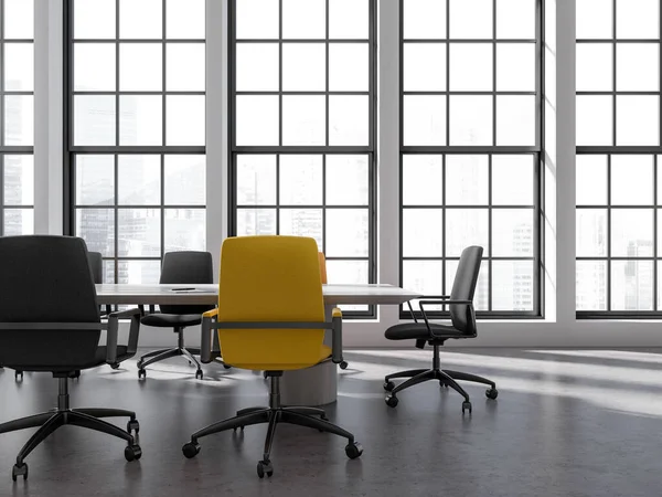 회의실 콘크리트 노란색 과검은 의자가 회의용 그리고 창문을 닫는다 렌더링 — 스톡 사진