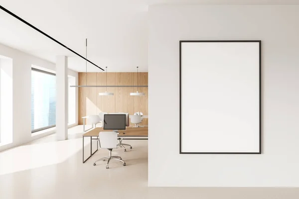 白と木製の壁 コンクリートの床 コンピュータテーブルの行とモックアップポスターフレームと現代のオープンスペースオフィスのインテリア 3Dレンダリング — ストック写真