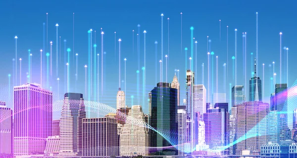 昼間のニューヨークの高層ビル 成長している矢印とスマートシティ接続との二重露出 未来技術とビジネスネットワークの概念 — ストック写真